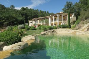 Villas Grande Villa Moderne au calme avec piscine naturelle : photos des chambres