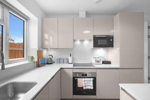 Stylish 4 Bedroom, 2 Bath Home in Borehamwood