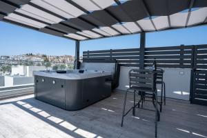 Special Offer - Modern Apartment, Walking Distance to Beach, Hot Tub, BBQ, Rooftop Sea Views