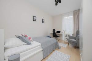 Jagiellońska Spacious Apartament with Parking and Air Conditioning by Renters Prestige