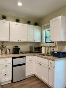 Guest suite near La Cienega Park Beverly Hills next to LACMA La Brea Tar Pits Peterson Museum and Academy Awards Museum