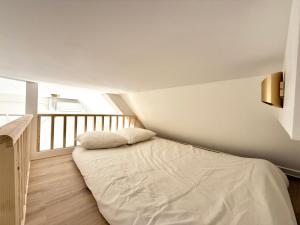 Little LV1 Au cœur de lAvenue des Champs-Elysées Arc de Triomphe