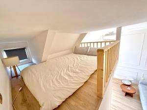 Little LV2 Au cœur de lAvenue des Champs-Elysées Arc de Triomphe