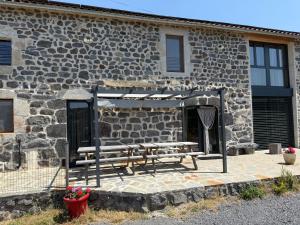 Maisons de vacances Gite LE RABIOUZE - 4 epis, 15 pers, 22 couchages - Ancienne Bergerie renovee, cachet d-origine conserve - Vue magnifique - Label Ecogite : photos des chambres