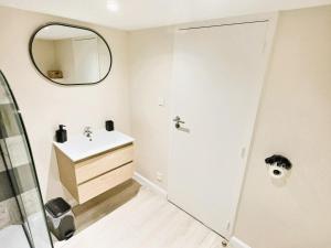 Appartements Studio cosy refait a neuf - proche aeroport et tram : photos des chambres