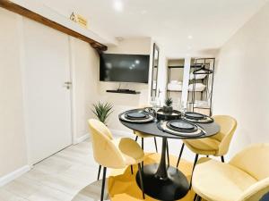 Studio cosy refait à neuf - proche aéroport et tram