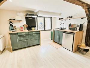 Studio cosy refait à neuf - proche aéroport et tram