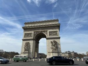 LV1 Au cœur de l'Avenue des Champs-Elysées Arc de Triomphe