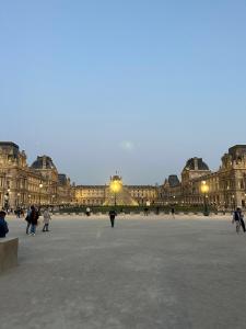 Little LV1 Au cœur de lAvenue des Champs-Elysées Arc de Triomphe