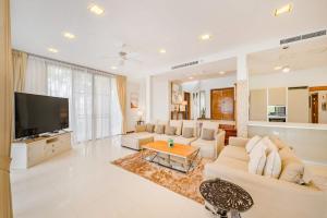 Spacious 6-Bedroom Pool Villa in Laguna