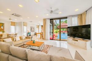 Spacious 6-Bedroom Pool Villa in Laguna