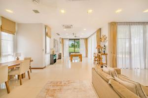 Spacious 6-Bedroom Pool Villa in Laguna