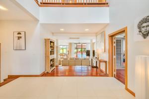 Spacious 6-Bedroom Pool Villa in Laguna