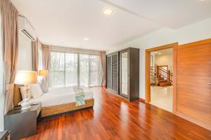 Spacious 6-Bedroom Pool Villa in Laguna