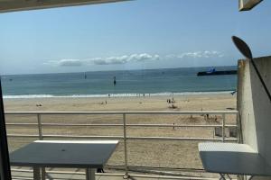 Apartment facing the large beach