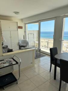 Appartements Apartment facing the large beach : photos des chambres