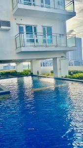 Grand View Tower Queen Bed Modern Condo