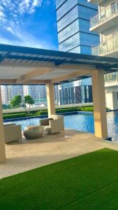 Grand View Tower Queen Bed Modern Condo