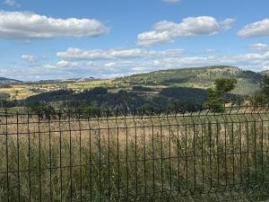 Gîte LE RABIOUZE - 4 épis, 15 pers, 22 couchages - Ancienne Bergerie rénovée, cachet dorigine conservé - Vue magnifique - Label Ecogîte