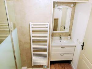 Appartements T2 independant en Rez-de-Villa avec parking, barbecue & aire de jeux pour enfants : photos des chambres