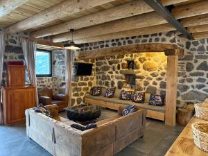 Maisons de vacances Gite LE RABIOUZE - 4 epis, 15 pers, 22 couchages - Ancienne Bergerie renovee, cachet d-origine conserve - Vue magnifique - Label Ecogite : photos des chambres