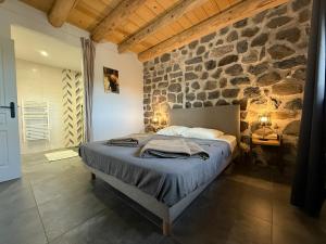 Maisons de vacances Gite LE RABIOUZE - 4 epis, 15 pers, 22 couchages - Ancienne Bergerie renovee, cachet d-origine conserve - Vue magnifique - Label Ecogite : photos des chambres