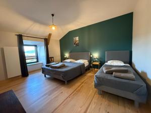 Maisons de vacances Gite LE RABIOUZE - 4 epis, 15 pers, 22 couchages - Ancienne Bergerie renovee, cachet d-origine conserve - Vue magnifique - Label Ecogite : photos des chambres