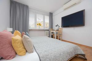 Cozy Air-conditioned Studio Nowogrodzka 56 in the Center of Warsaw by Noclegi Renters