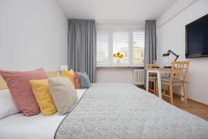 Cozy Air-conditioned Studio Nowogrodzka 56 in the Center of Warsaw by Noclegi Renters