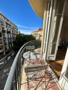 Nice 56m with balcony in rotunda near the sea