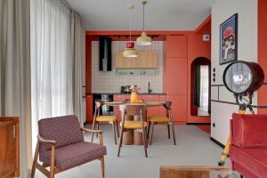 DOKI Living - Foodhall & Parking by Downtown Apartments