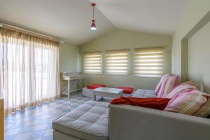 Fanis Komi Apartments