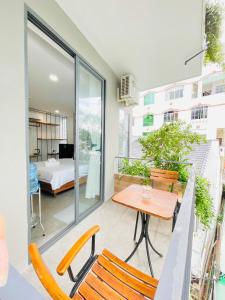 401MSNK Luxe Studio w Balcony and Natural Light