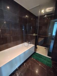 Ultra Lux Thames View Huge balcony condo with lift