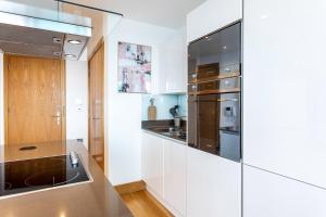 Ultra Lux Thames View Huge balcony condo with lift