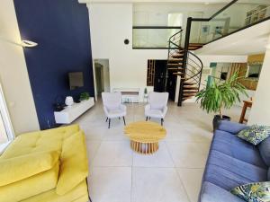 Grande villa familiale et pro près de Lyon 14 pers