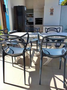 ESPAÇO PÉROLA GUANABARA, 70 Metros do Mar, 4 Suítes independentes COM AR, Área Gourmet Integrada com Piscina,Churrasqueira, 900 Metros de CASTELHANOS, ideal para FAMÍLIAS E AMIGOS