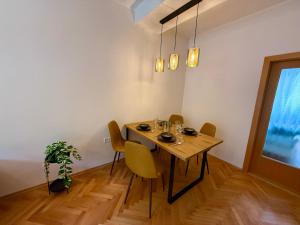 Ravine Apartments - Parking