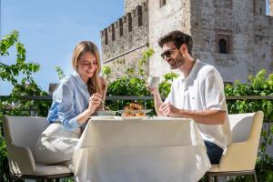 Syrmioncello - Castle Lounge