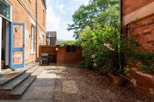 3 Bed Newark Home with Grand Ceilings & Cozy Vibes