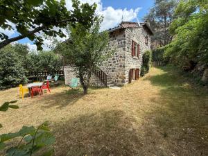 Gite LES SOURCES, 9 pers, 11 couchages - Arlempdes, classé un des plus beaux villages de France
