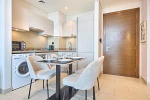 STAY BY LATINEM Luxury 1BR Holiday Home CVR A1814 near Burj Khalifa