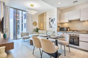 STAY BY LATINEM Luxury 1BR Holiday Home CVR A1814 near Burj Khalifa