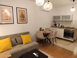 Byt s parkovaním, balkónom, klimatizáciou, free parking