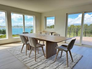 Exclusive penthouse apartment near the sea and nature - Sæbøvik