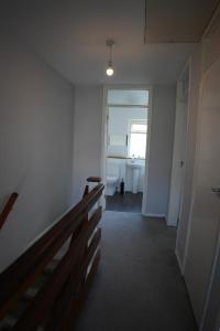 4 Bed House - Free Parking - 8 min LGW Airport