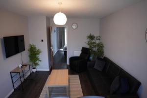 4 Bed House - Free Parking - 8 min LGW Airport