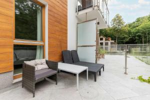 Cosy Apartment Parking & Balcony Close to the Kępa Redłowska by Noclegi Renters