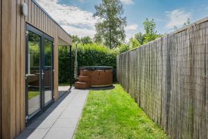 Vrolijk chalet met hottub & omheinde tuin VP094