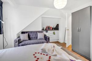 Entire Block, 6 Private Studios, 6 Baths, Driveway Parking